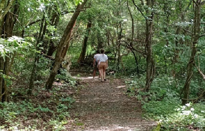 Caminantes disfrutando del sendero natural indio desnudo,