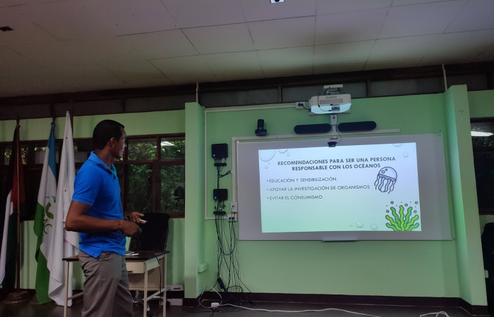 Parataxónomo marino de ACG, explicando sobre el inventario marino que se esta llevando acabo.