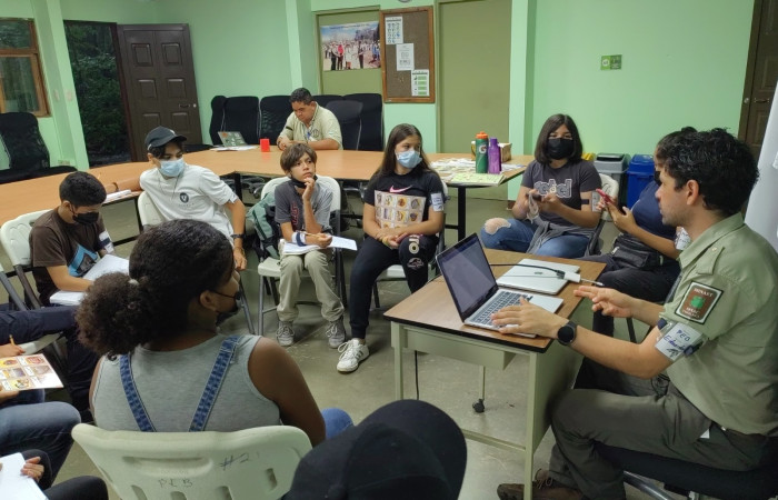 Trabajando en los detalles de la feria científica