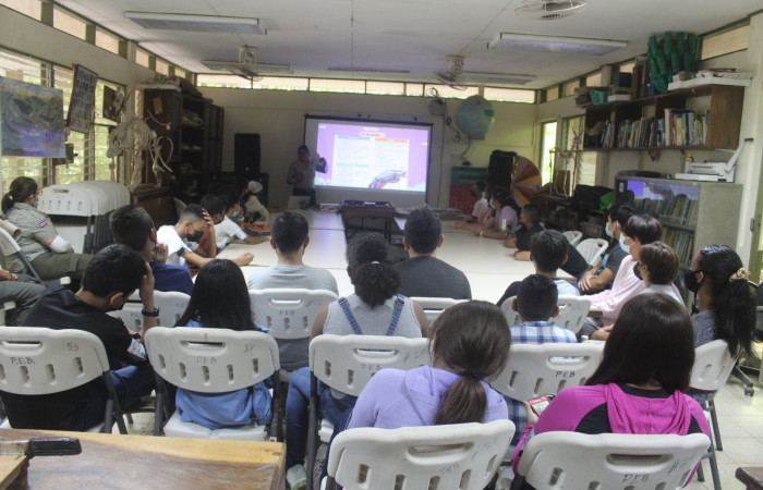 Explicación de la importancia de  poner en práctica los valores durante el XXX taller de biodiversidad.