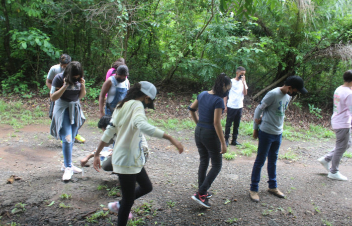 Recorriendo algunos sitios del sector Santa Rosa, en busca de microplásticos.