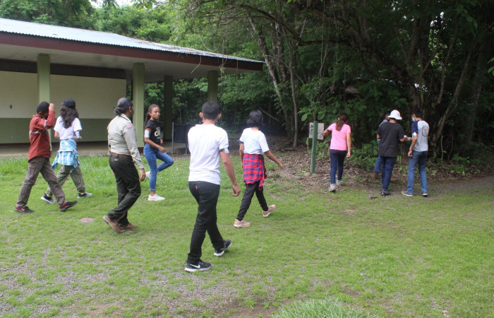 Parte de las actividades en el tema de geología, se buscaron diferentes tesoros alrededor de las instalaciones.