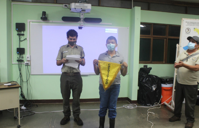 Entrega de los banderines a los grupos que se lo ganaron, por sus acciones en el transcurso del día.