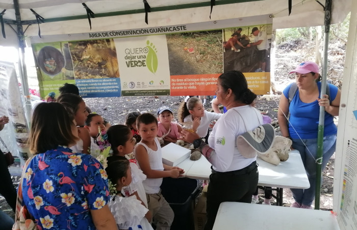 En la fotografía Gabriela Gutiérrez, funcionaria del PEB-ACG, comentando la historia natural de algunos de los organismos que podemos encontrar en los bosques del ACG.