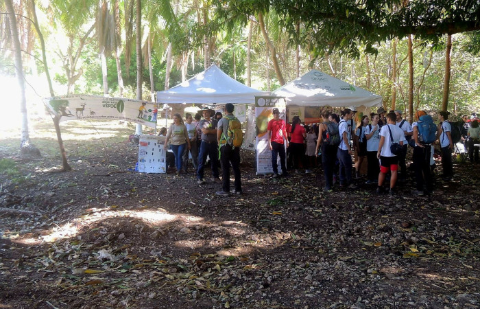 Con el transcurrir de la mañana, los visitantes se fueron acercando a los stand para conocer un poco sobre la biodiversidad y el manejo de residuos. Foto. Juan Hernández