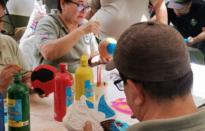 En la actividad de pintura de artesanías de cerámica, funcionarios de ACG.