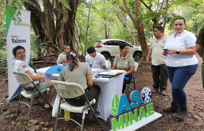 Funcionarios de ACG, recibiendo la información de la Asociación Solidarista del Ministerio de Ambiente y Energía.