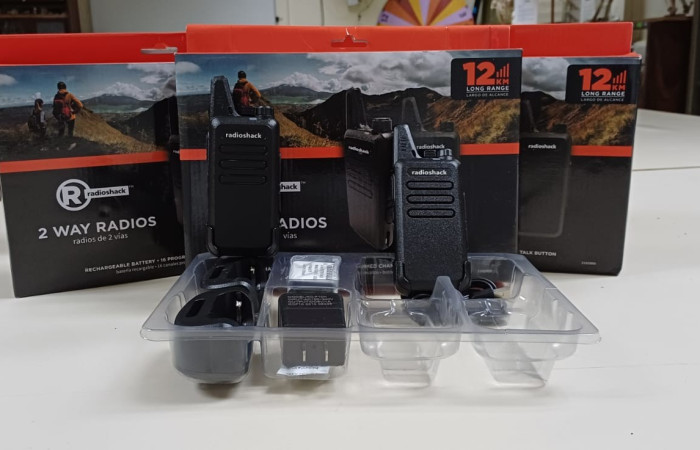 Radios de comunicación para ser utilizado en las giras educativas para la comunicación entre educadores y choferes del PEB. Foto: Juan Vega