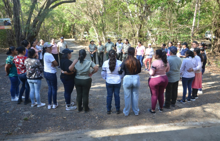 Una vez que llegaron todos los invitados, y habiendo estos firmado la asistencia al taller, procedimos a realizar una actividad de presentación, con el objetivo de conocer la procedencia de cada una de las madres de familia que nos acompañaron en la actividad.