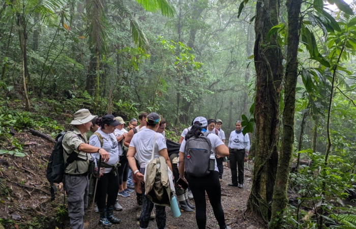 Grupo de funcionarias en celebración del día de la madre 2025, Parque Nacional Volcán Tenorio