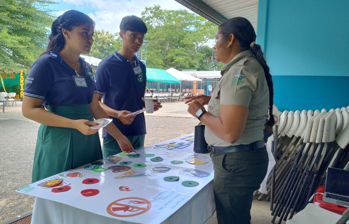 En la imagen se encuentran estudiantes egresados de las giras educativas del PEB, recordando y aprendiendo sobre la alimentación que necesita nuestra vida silvestre.