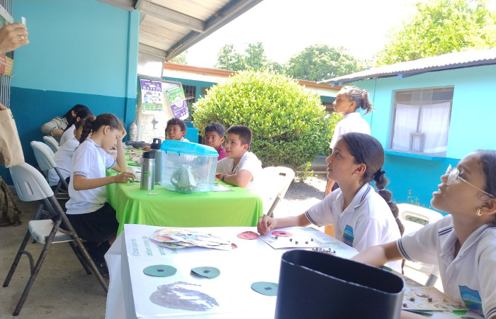 Los estudiantes estuvieron muy atentos, en diferentes momentos también, estuvieron presentes docentes jugando el bingo.