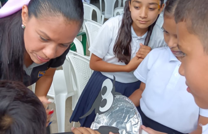 Además de que los estudiantes aprendan, también el personal docente se capacita en la temática.