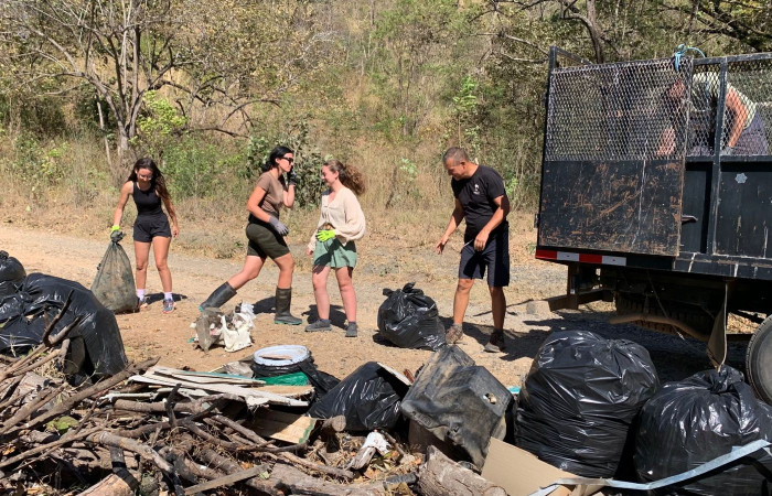 Cargando los residuos al camión municipal (Justice for Nature, 2026)