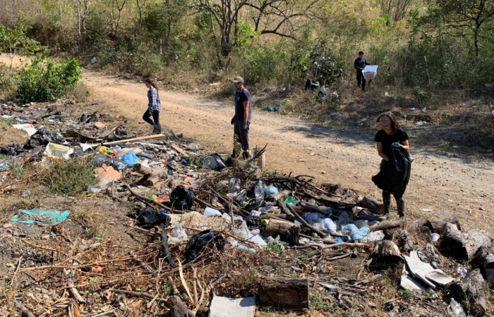 Recolectando los residuos encontrados en el vertedero (Justice for Nature, 2026)