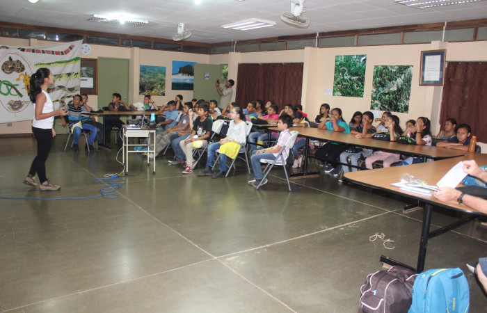 Charla Arácnidos por Laura Segura)