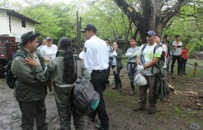 Limpieza en Tunel verde y vivo de la biodiversidad
