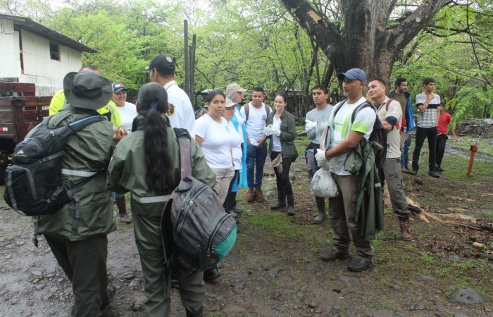 Limpieza en Tunel verde y vivo de la biodiversidad