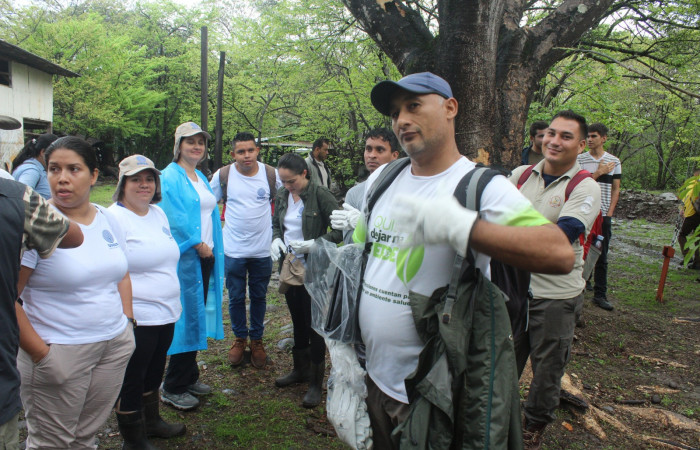 Limpieza en Tunel verde y vivo de la biodiversidad