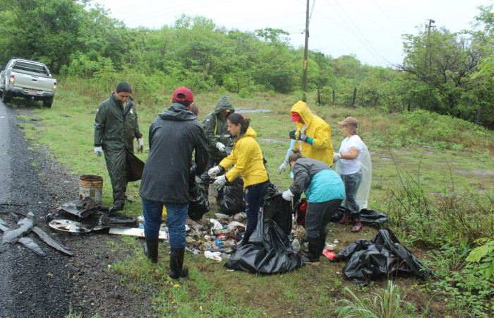 Limpieza en Tunel verde y vivo de la biodiversidad