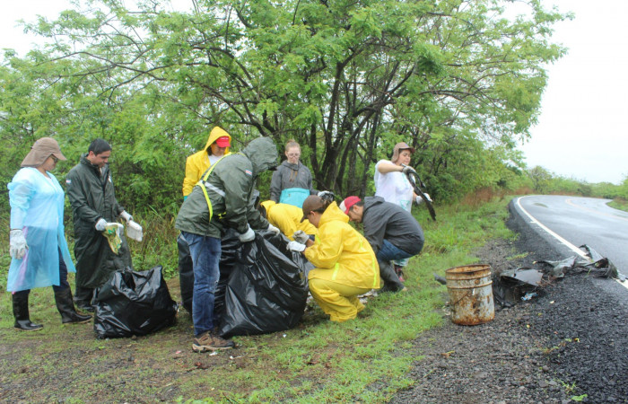 Limpieza en Tunel verde y vivo de la biodiversidad
