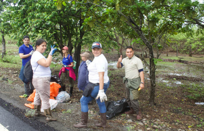 Limpieza en Tunel verde y vivo de la biodiversidad