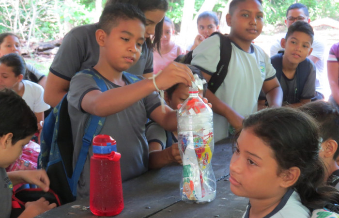 Durante el recorrido y la vista al sector se les hace énfasis en la campaña Quiero Dejar una Huella Verde, en donde todos debemos hacernos responsables de los residuos, en la imagen, rellenando un ecoblock.