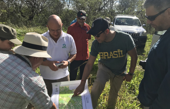 Conversando sobre relación ACG-ICE con Miguel Viquez (Planificación Ambiental ICE), Sector Mundo Nuevo, 25 de enero 2018, Fotografía: Roger Blanco
