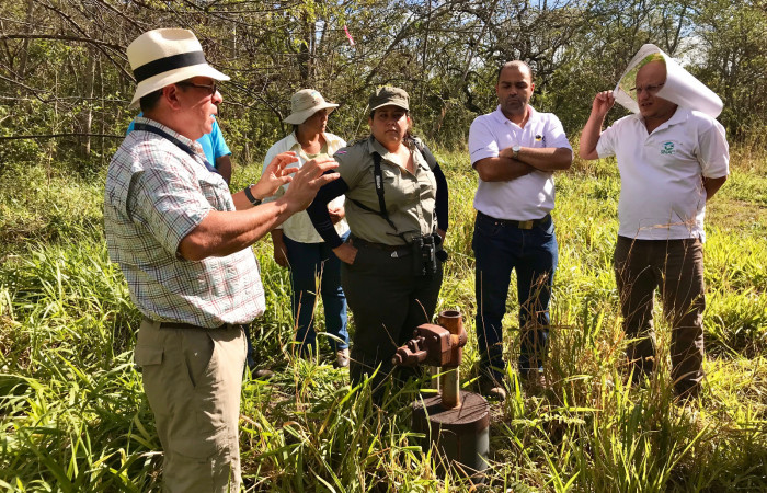 Conversando sobre relación ACG-ICE con Miguel Viquez (Planificación Ambiental ICE), Sector Mundo Nuevo, 25 de enero 2018, Fotografía: Roger Blanco