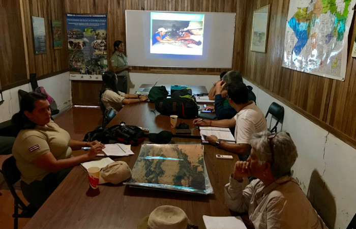 Gabriela Gutiérrez presentando Programa Educación Biológica (PEB), Sector Pocosol, 26 de enero 2018, Fotografía: Roger Blanco