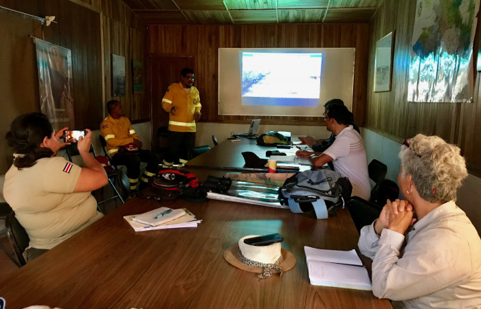 Julio Díaz presentando Programa Manejo del Fuego, Sector Pocosol, 26 de enero 2018, Fotografía: Roger Blanco