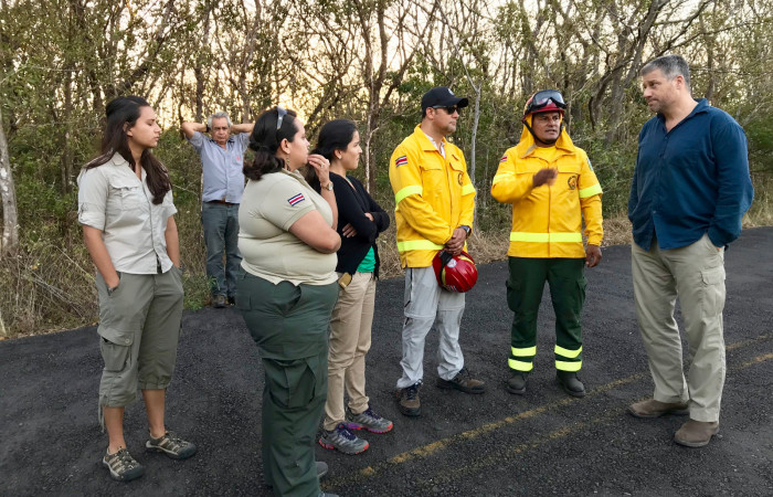 Didi Guadamuz explicando las técnicas para realizar una quema controlada, Sector Santa Rosa, 26 de enero 2018, Fotografía: Roger Blanco
