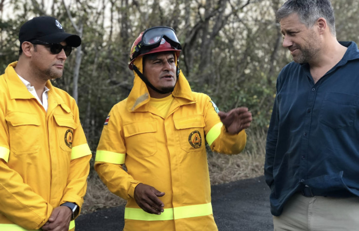 Didi Guadamuz explicando a Cesar y a Tilman aspectos del Programa Manejo del Fuego, Sector Santa Rosa, 26 de enero 2018, Fotografía: Alejandro Masís
