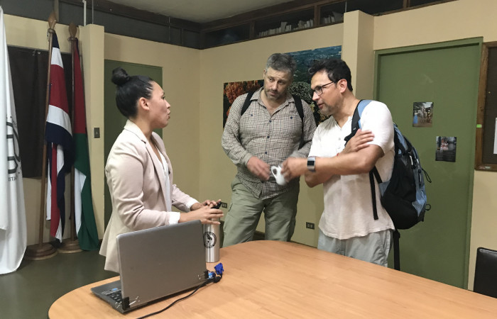 Mónica Myers conversando sobre Proyecto Estudios con Primates en ACG con Cesar y Tilman , Sector Santa Rosa, 27 de enero 2018, Fotografía: Roger Blanco