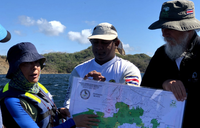María Marta explicando geología y biología de Bahía Santa Elena en conjunto con el Dr Frank Joyce, 28 de enero 2018, Fotografía: Alejandro Masís