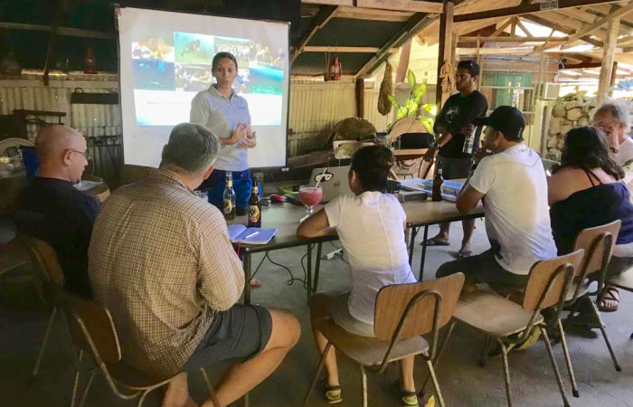 Presentación Andrés López e Ilena Zanella, Monitoreo de Tiburón toro y Manta gigante- Misión Tiburón, Restaurante Arrecife, Cuajiniquil, 28 de enero 2018, Fotografía: Alejandro Masís